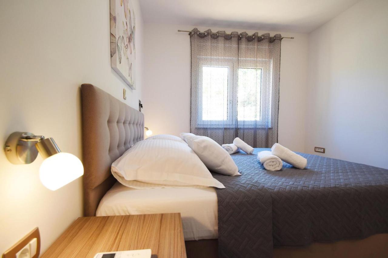 Villa Apartments Filip Starigrad Paklenica Exterior foto